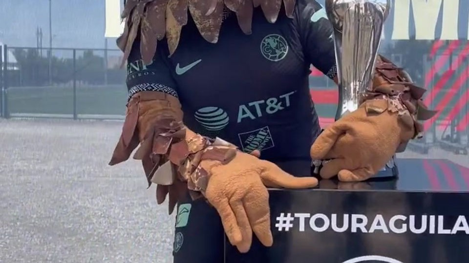 Agui with the trophy